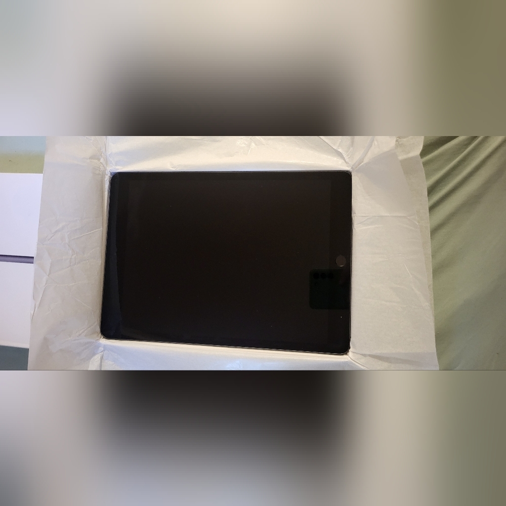 Open Box 9th Generation Apple IPad Color Grey